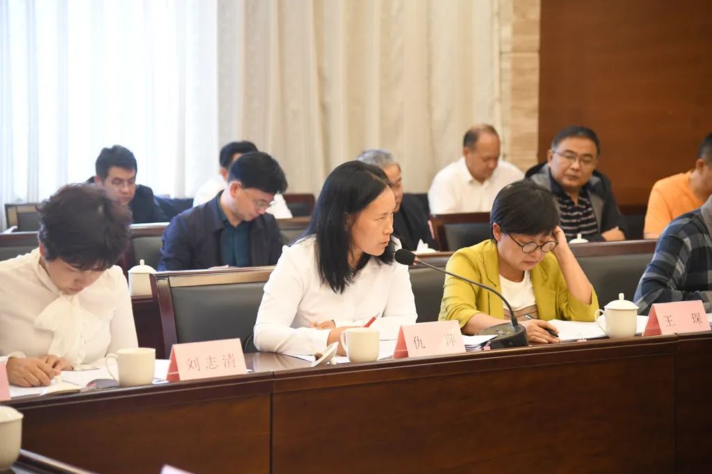 ​市五届人大常委会举行第三十七次会议第一次全体会议对市教育局等7个单位开展专题询问