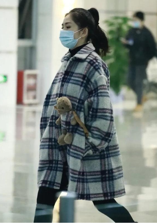 谢娜挺孕肚亮相，39岁拼二胎为生活四处奔波，被