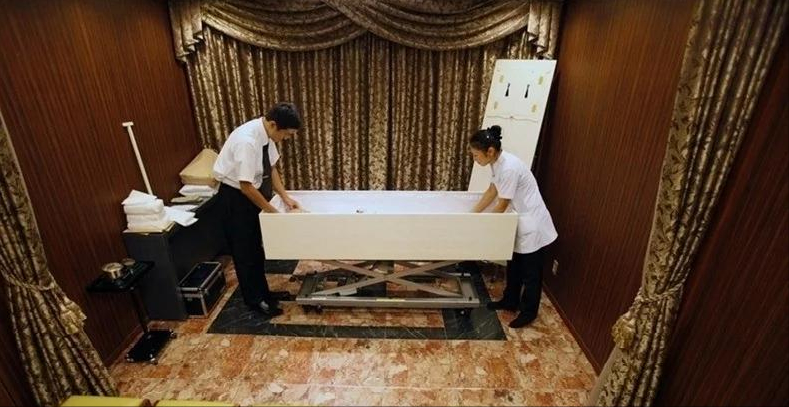 走進日本的屍體旅館：遺體太多來不及火化，家屬和死者同住