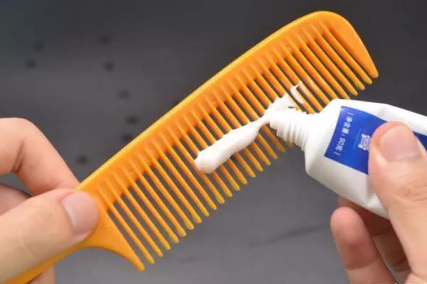 好百邻保姆在梳子上涂牙膏，效果太厉害了，油腻的梳子轻松洗干净