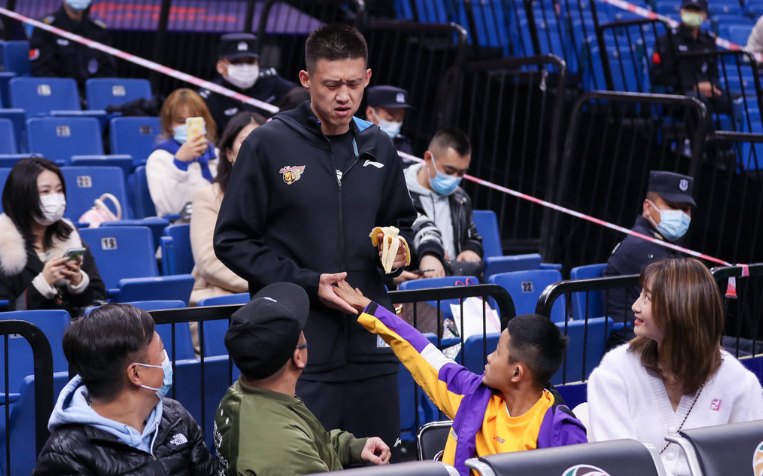 Guangdong trends! Du Feng is favorite Hu Mingxuan, zhao Rui becomes nurse, couplet of too beautiful A has week roc wife bit of skin