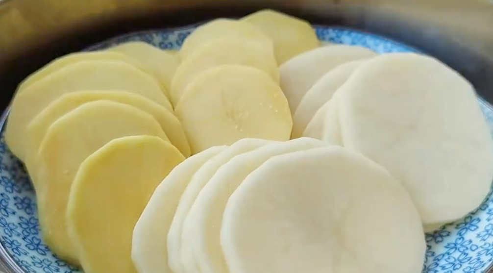 冬天土豆常這樣做來吃，外酥里嫩，營養豐富，孩子多吃個子長得高