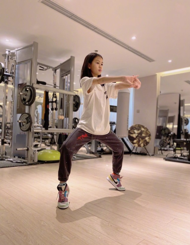 钟丽缇晒小女儿丰富多彩的假期生活，认真学习的考拉又美又淑女