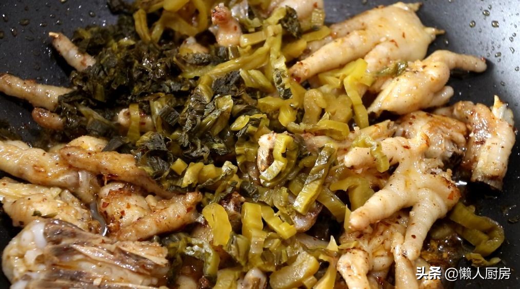 这是鸡爪的新做法，配上一点酸菜，开胃下饭，酥烂脱骨