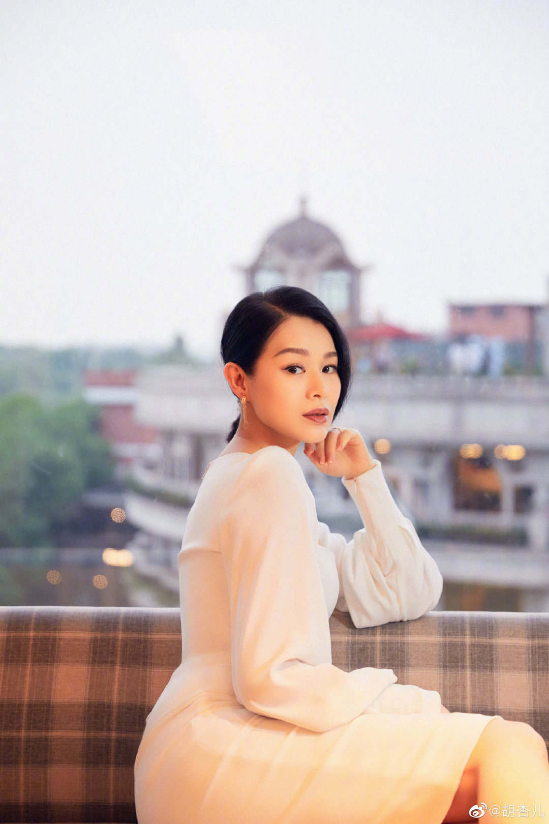 幸福感满满！胡杏儿疑似带二子回家团聚，老公开心晒亲子装