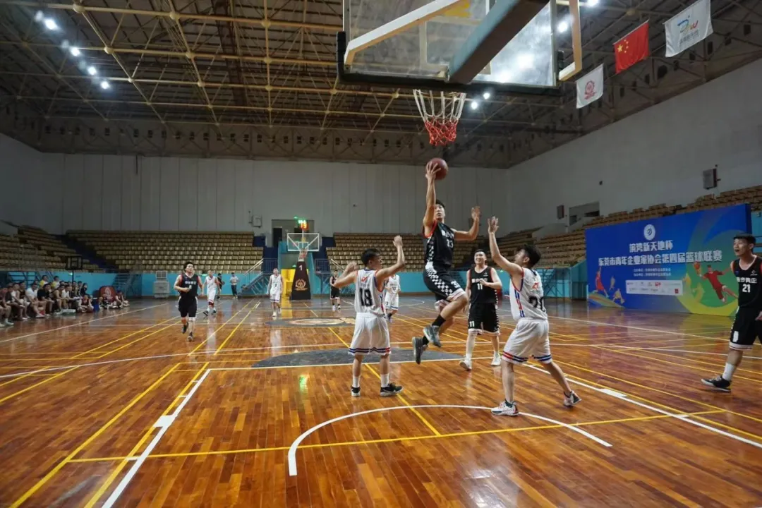 “滨湾新天地杯”篮球联赛第二场次比赛精彩上演