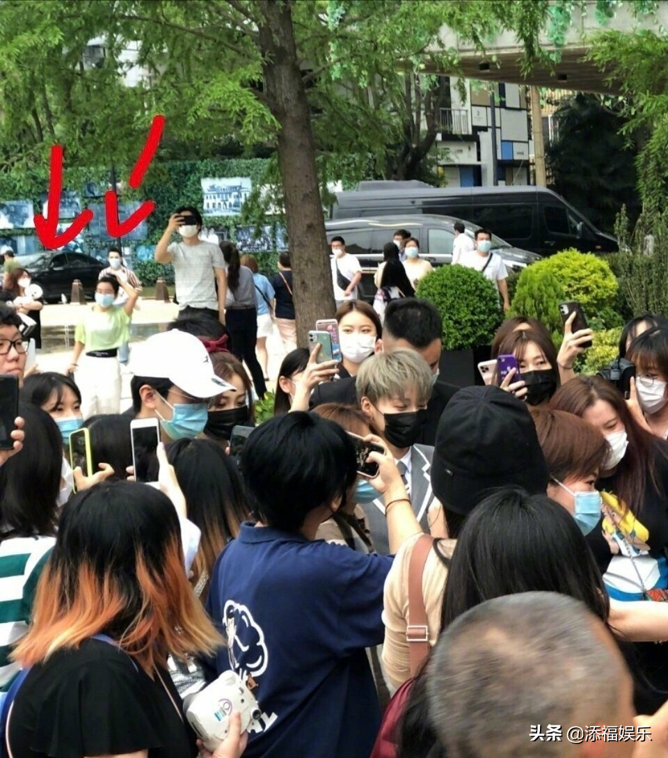 虞书欣在李佳琦直播间提TFBOYS成名曲，还现场唱