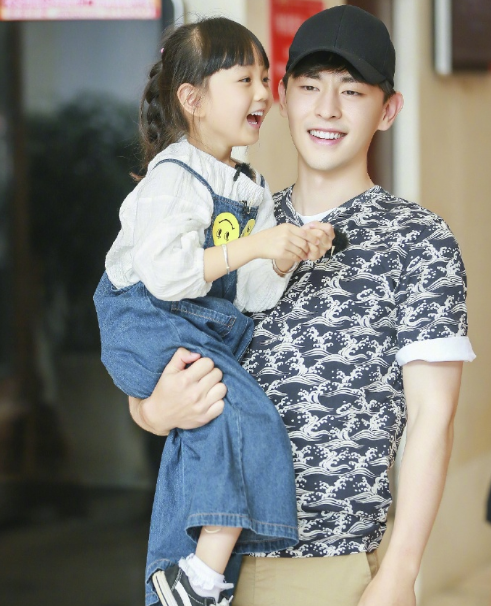 小山竹长大了，小时候的娃娃脸变成瓜子脸，美得让人认不出来了