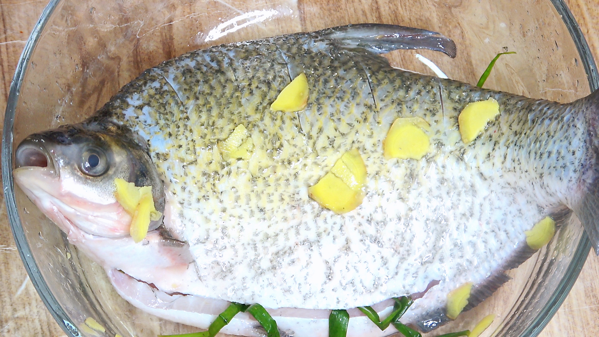 煎魚時，不要撒鹽和用薑抹鍋底，大廚教你一招，煎魚不粘鍋不破皮