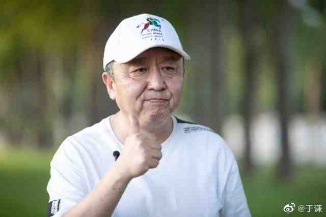 于谦捐款方式太独特！疑去银行现场捐百万，纸票据成圈中独一份？