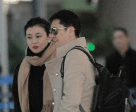 50岁蔡国庆妻子近照曝光，长这般模样，难怪一直不公开