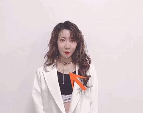 青你2选手挡纹身出奇招，乃万用遮容笔，林凡用白胶布，小薇机智