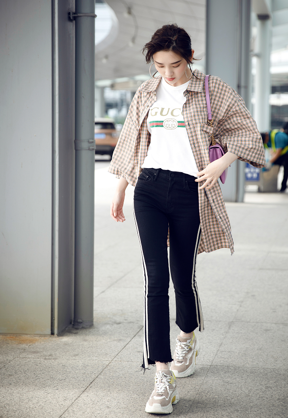 唐艺昕的小肚子真挺，这么宽松的外套，感觉张