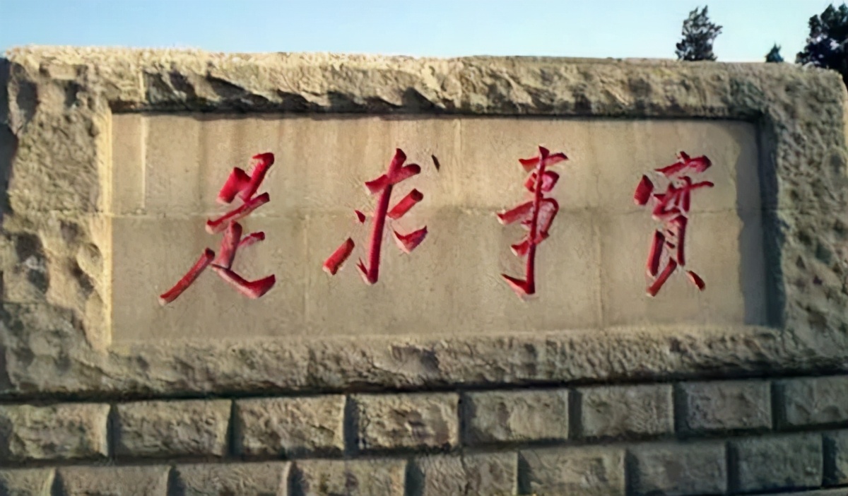 大年初一梳理百年历史，我发现毛主席有件事情从未改变过