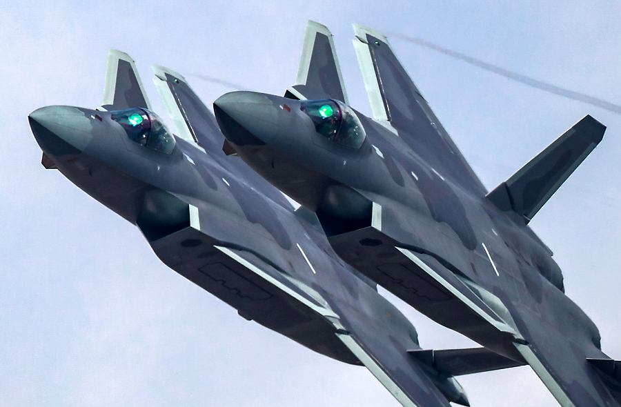 歼-20进气道空中变形，复合材料反超F-22！上演田忌赛马
