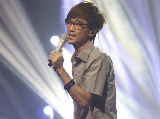 舞台|周传雄重返舞台被新人点评引争议 “情歌教父”这些年到底经历了什么