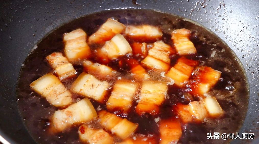 不用焯水，配上萝卜这样烧红烧肉，做红烧肉前多一步，肉不老不柴