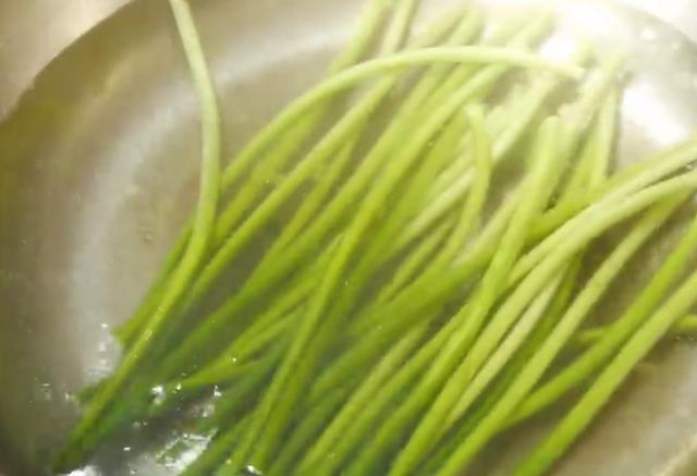 图片[2]-蒜苔新吃法 凉拌蒜苔的做法-起舞食谱网