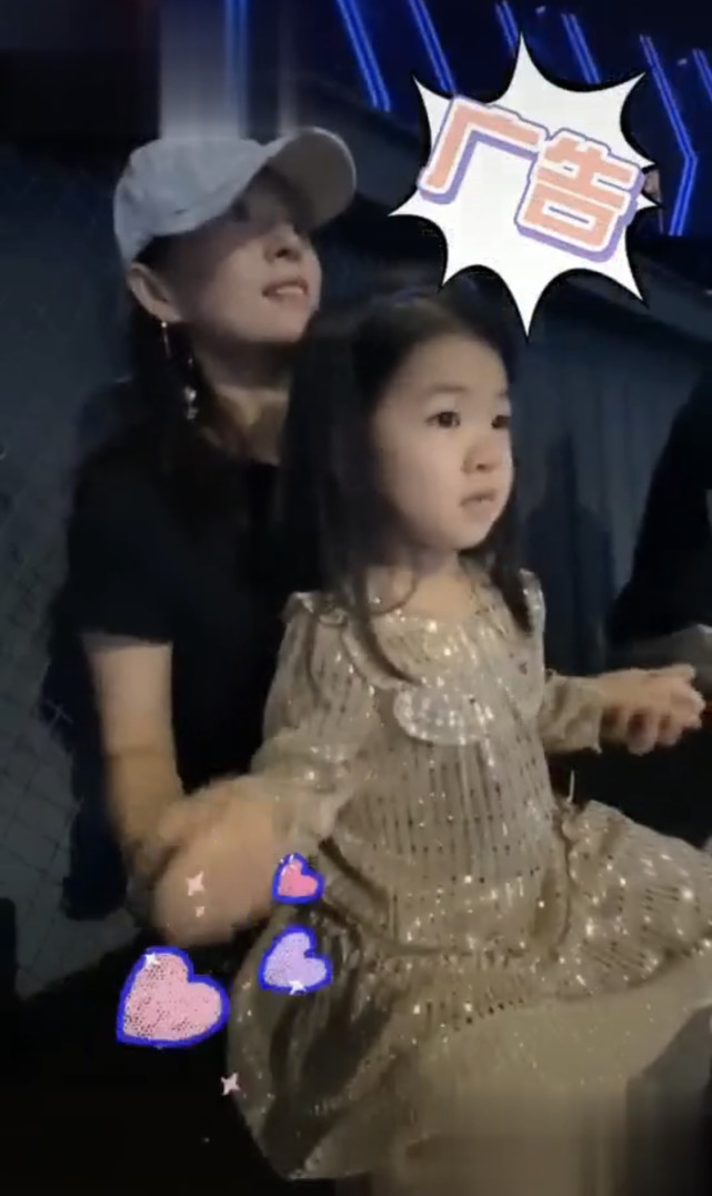 章子怡抱女儿探班汪峰，见证对方高光时刻，毫不掩饰对丈夫的崇拜