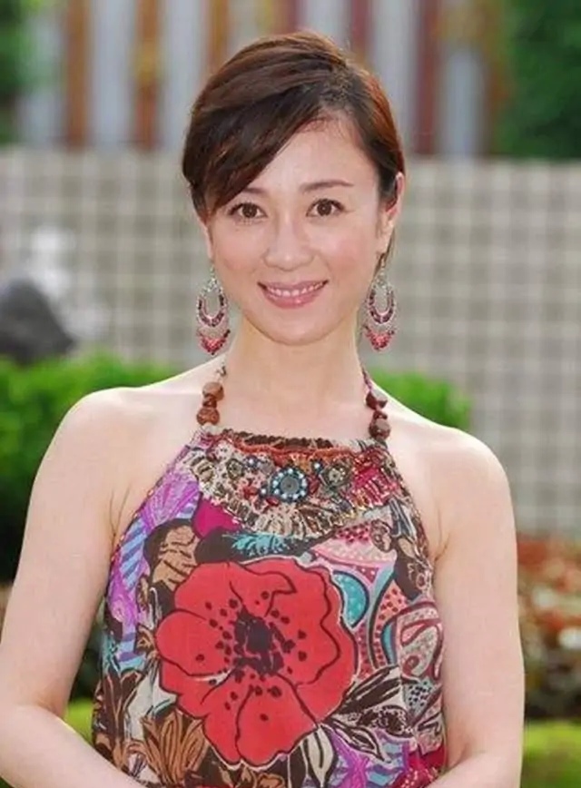 “美艳狐妃”傅艺伟的毁灭史，她的故事远比你