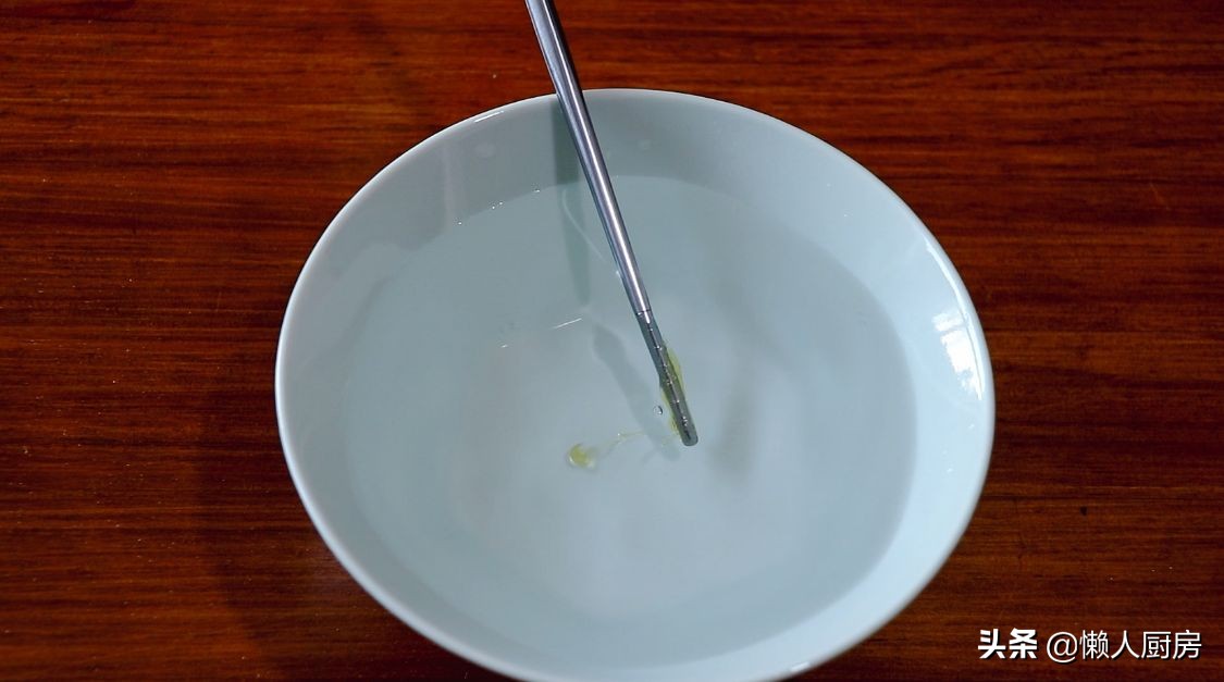 做糖葫蘆時，注意2點，做出來的糖葫蘆不黏牙，不粘手，不反沙