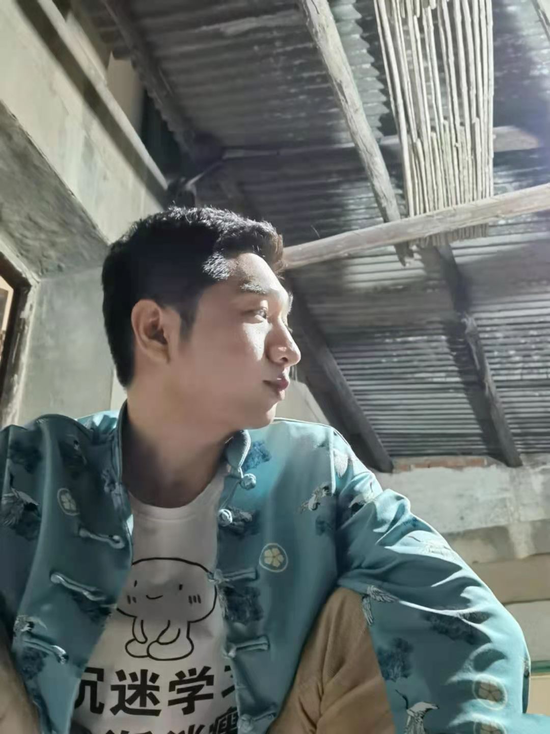 陈佩斯父子同台，儿子图时髦戴大粗链子，但却输给了老爹的中国风