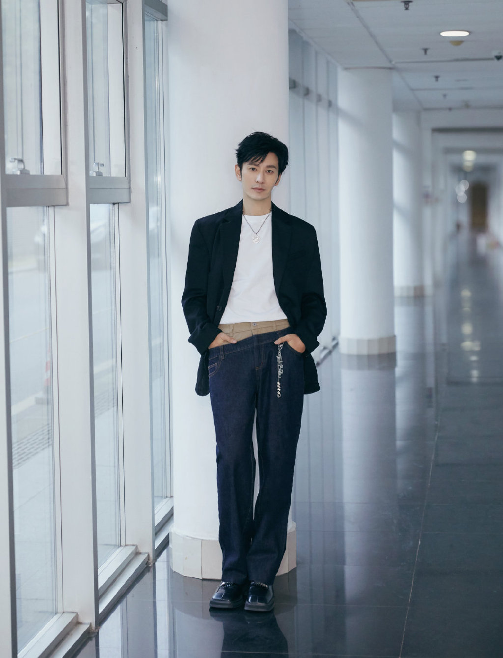 黄晓明baby罕见牵手街拍，他卷发清爽帅气，杨颖