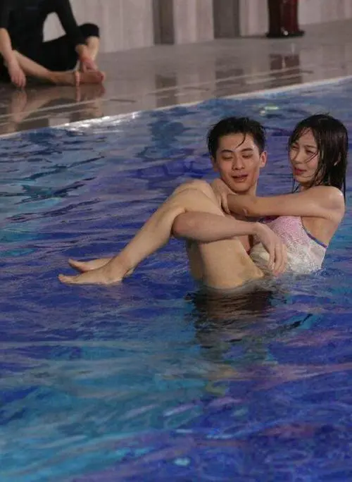 她跟黄晓明分手后，生活更随性了，如今32岁过得