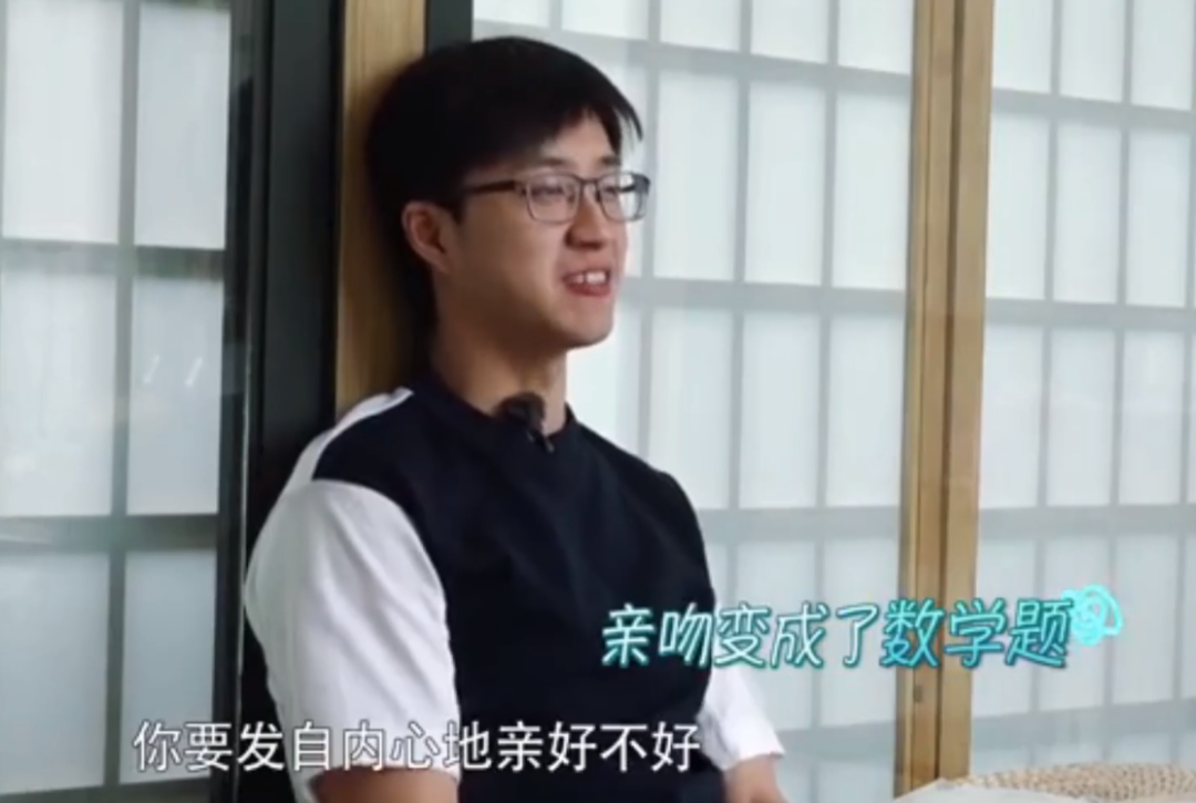 官宣离婚一个月后，被爆新恋情：“果然，他装