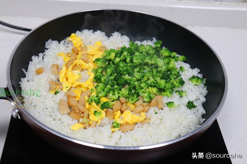 期末考了，給孩子做蛋炒飯時用四種食材，潤而不膩，孩子很喜歡吃