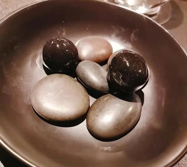 佟丽娅晒宵夜，一桌菜2000元，网友留言：一口一