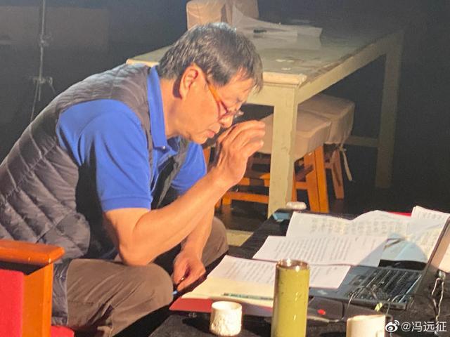 67岁老艺术家濮存昕，驼着背为学生讲课！女儿结