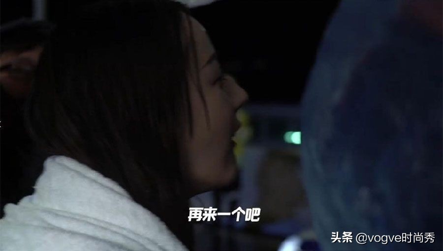 迪丽热巴“雨戏”花絮曝光，主动要求导演再来一个，衣服都湿透了