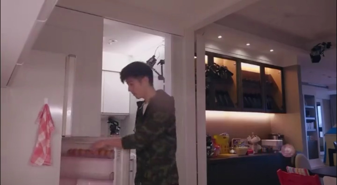 賈靜雯曬千萬豪宅！ 頭一次見三分離的廚房，自稱客廳大到能跑步