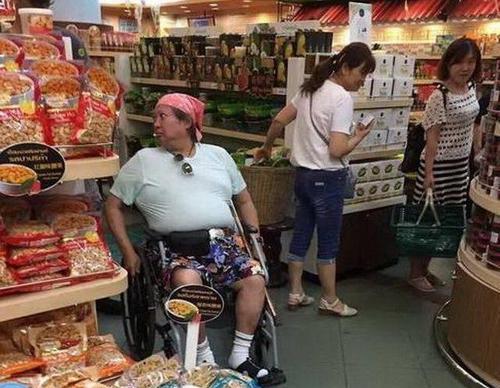 賭王去世后洪金寶又“暴瘦”到脫相，頭發(fā)花白只能靠輪椅生活