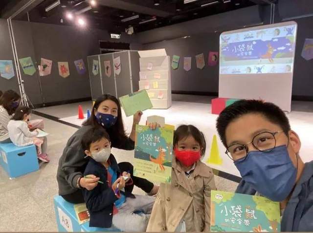 霍启刚带子女逛书店，霍中曦霍中妍手牵手画面有爱，兄妹感情超好