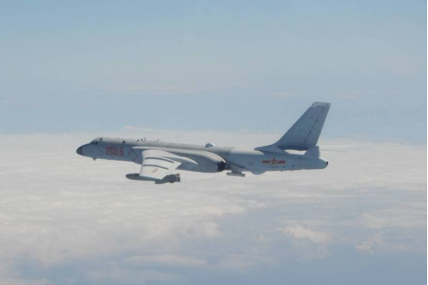 拜登政府對台海問題表態，大陸軍機密集進台海，轟炸機罕現身