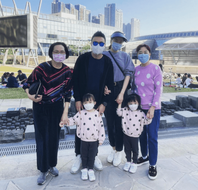 熊黛林老公带家人逛街，双胞胎女儿扎双麻花辫，手拉手拍照好有爱