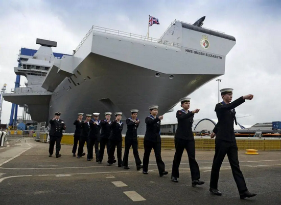 英国航母已进南海海域,“撞、围、瞄、炸”四