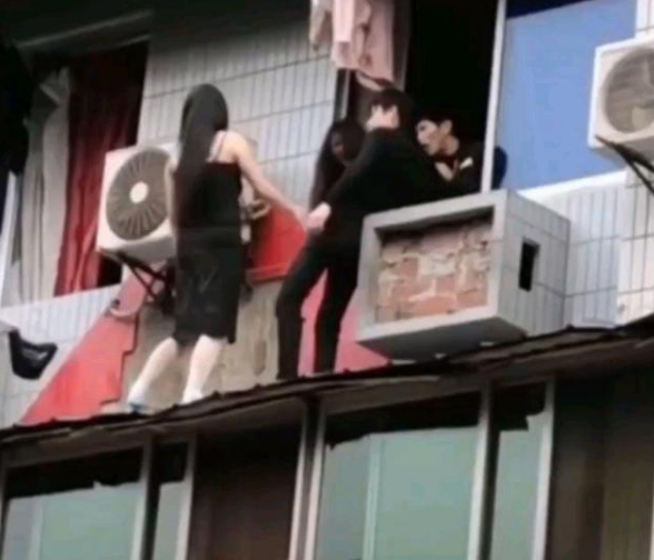 重庆一女子与人争执时不幸坠楼身亡，坠楼前动作可疑，警方已介入调查