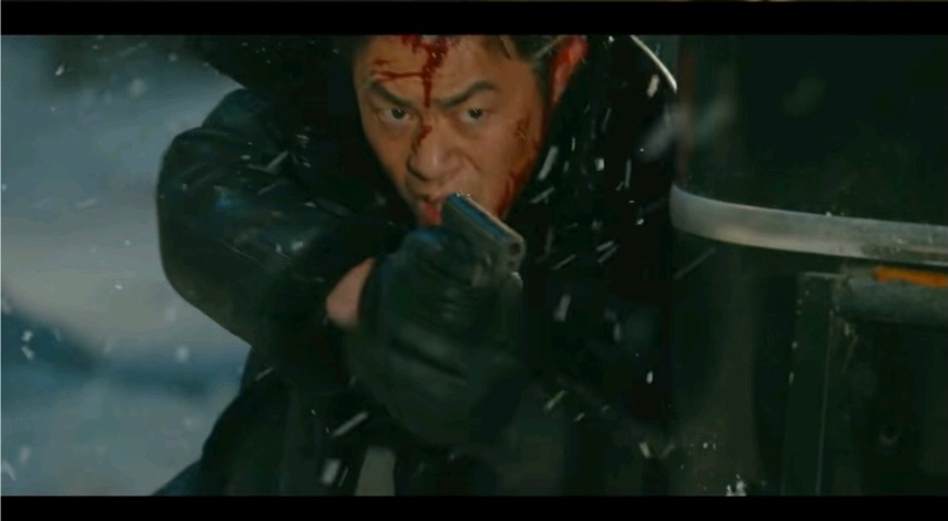 高圆圆与朱亚文同台演出，穿工装精气神十足，打扮朴素仍明艳动人