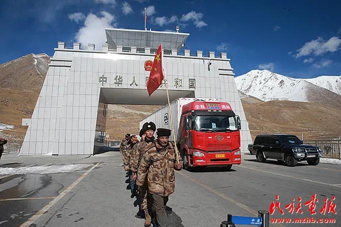 一群白种人却穿中国军装，为祖国驻守边疆，千万别叫他们老外