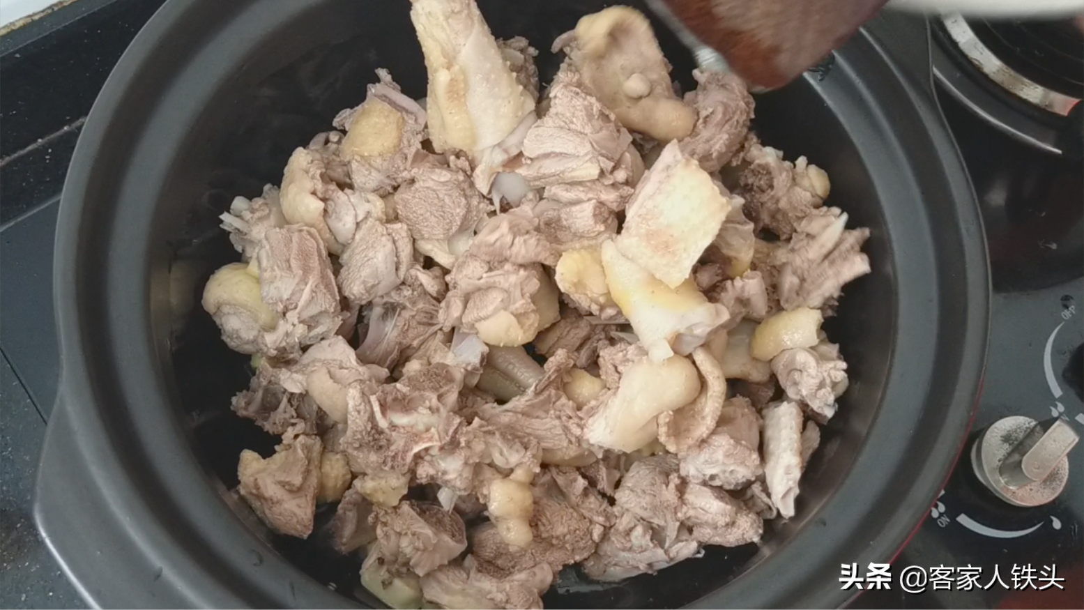 鸭肉别直接下锅炖，加2个土豆做一锅，好吃不腻，孩子都不挑食了