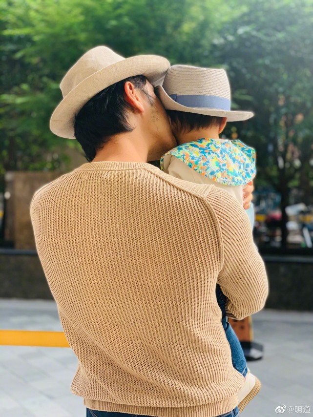 明道餐厅被偶遇，与老婆坐一起超恩爱，1岁儿子正脸曝光眉眼像他