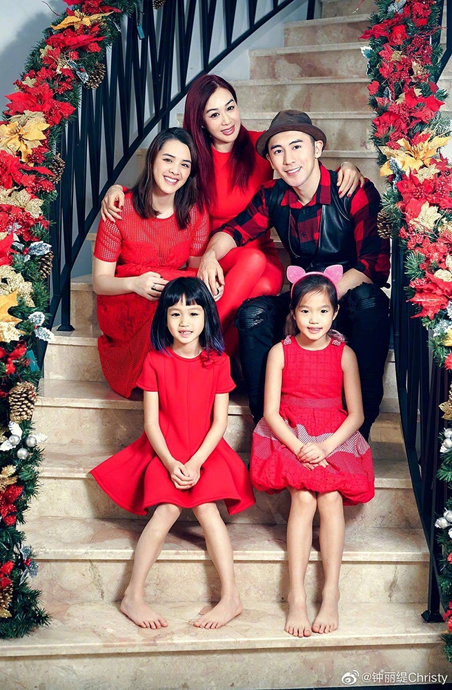 50岁钟丽缇扮嫩晒照，衣服臃肿表情僵硬，老公张伦硕瘦脱相