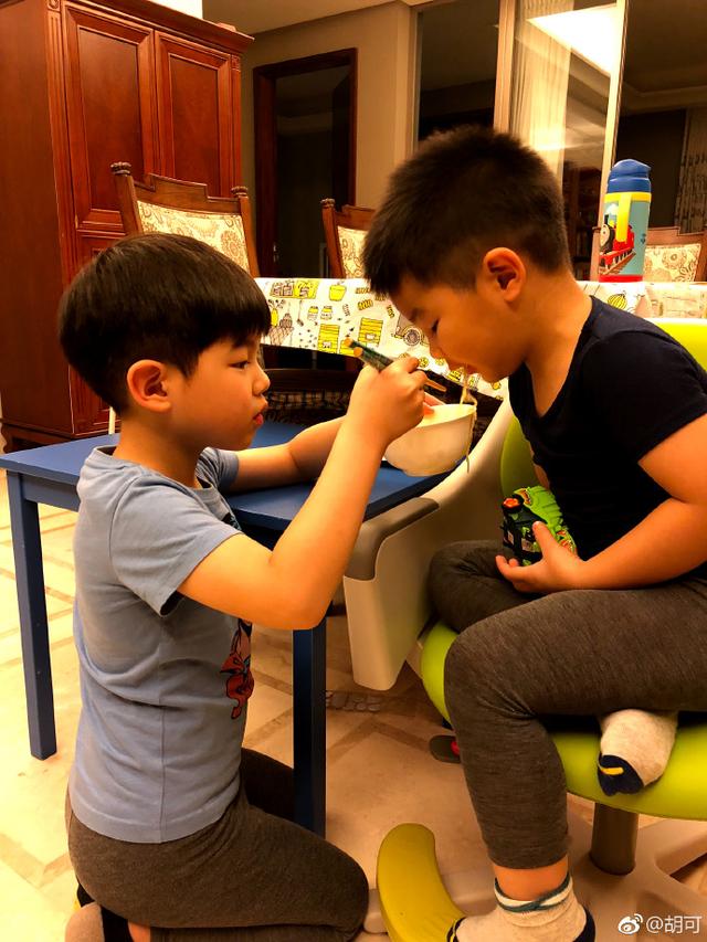 曾經因為練彈鋼琴被難為得哭現在的安吉都能在舞台上表演了