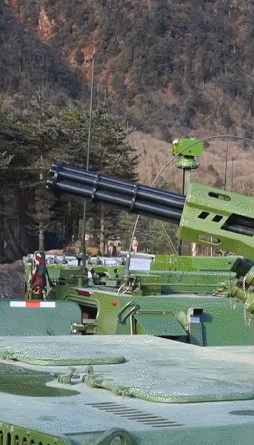解放军新装备亮相高原，6根黝黑炮管火力凶残，可针对印度阿帕奇