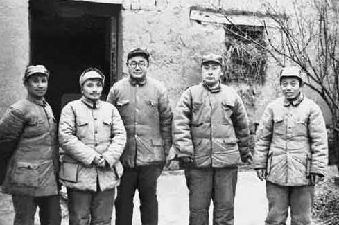 主席推荐粟裕授元帅军衔，而周恩来力主给陈毅，是真是假？