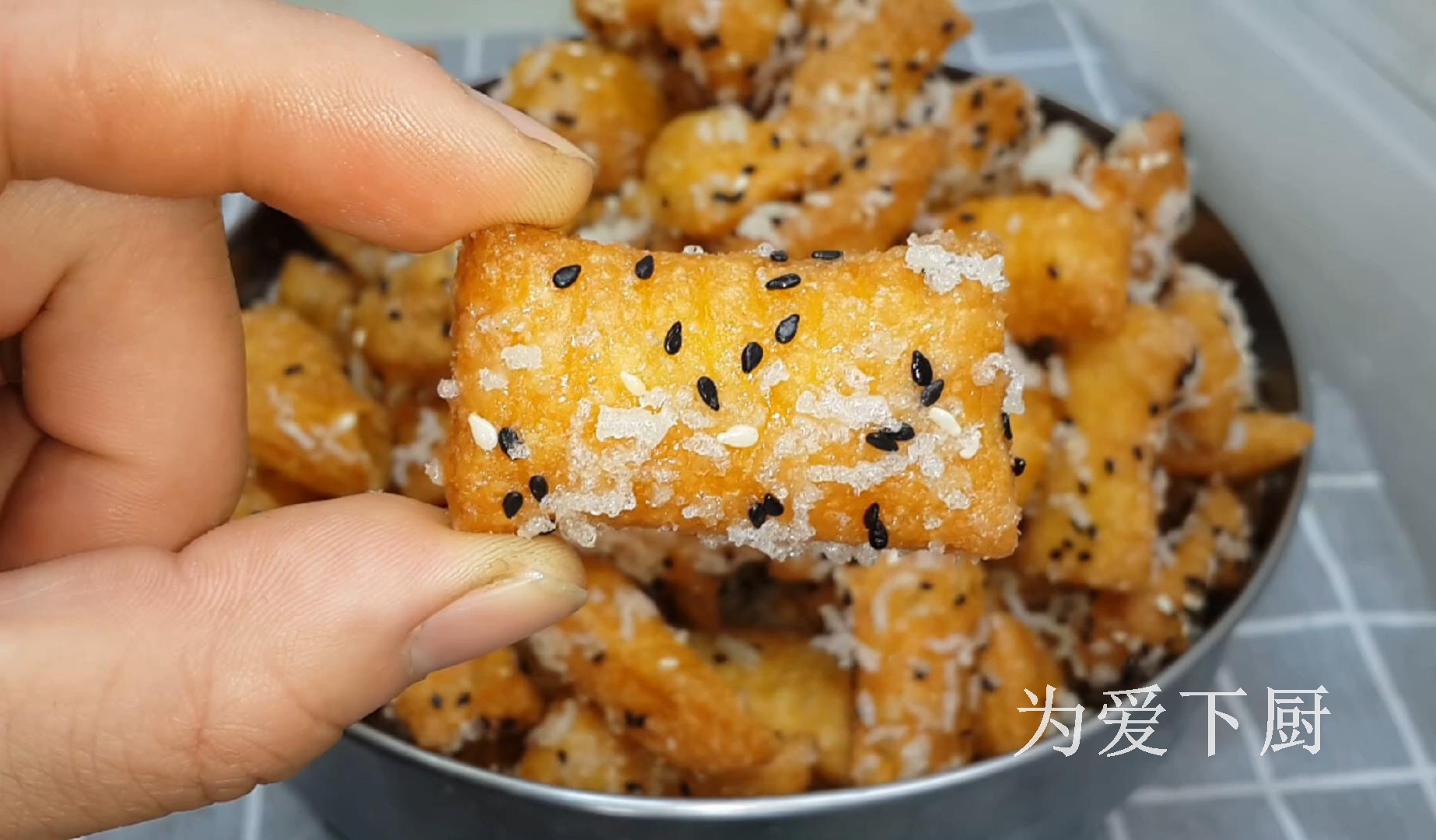 油條這做法才好吃，鍋裡炒一炒，個個焦脆香甜，出鍋全家人都愛吃