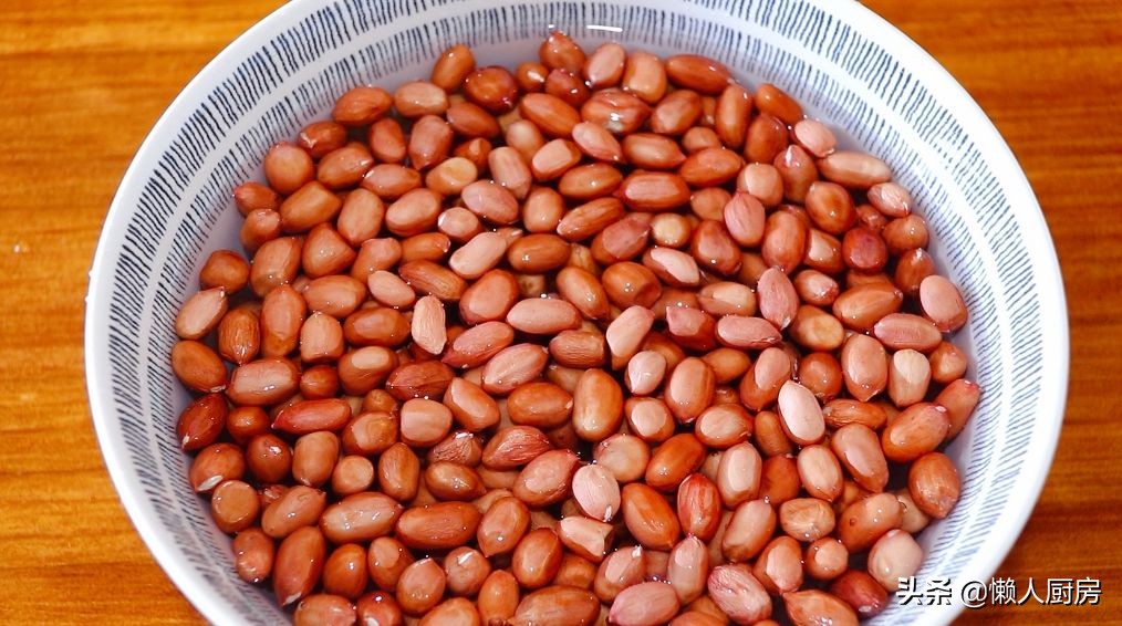 花生米不用水煮，撒點鹽泡一下，比油炸得更好吃，鹹香酥脆